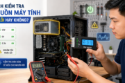 Kỹ thuật viên kiểm tra bộ nguồn máy tính PC để phát hiện lỗi nguồn